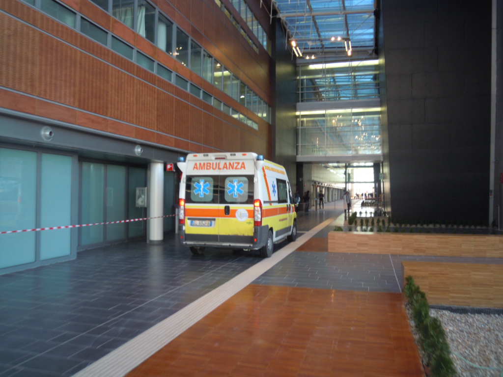 Le ambulanze entrano in Hospital street e si dirigono alla base della Torre 1 per rendere più veloce il trasferimento dei neonati in cura in Patologia neonatale