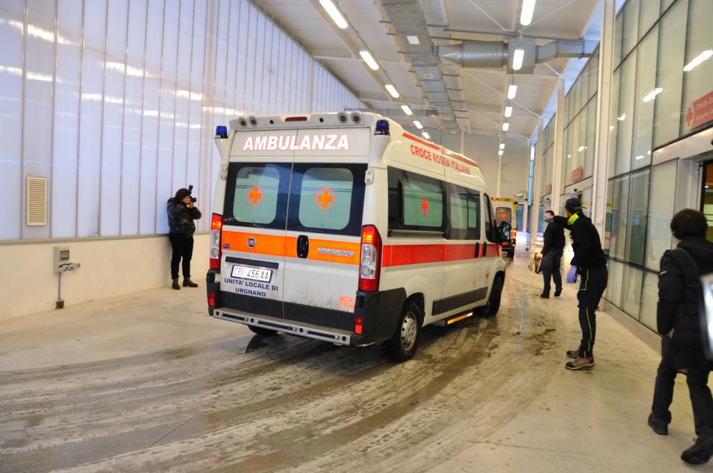 Ambulanze in arrivo nella camera calda dell'Ospedale Papa Giovanni XXIII
